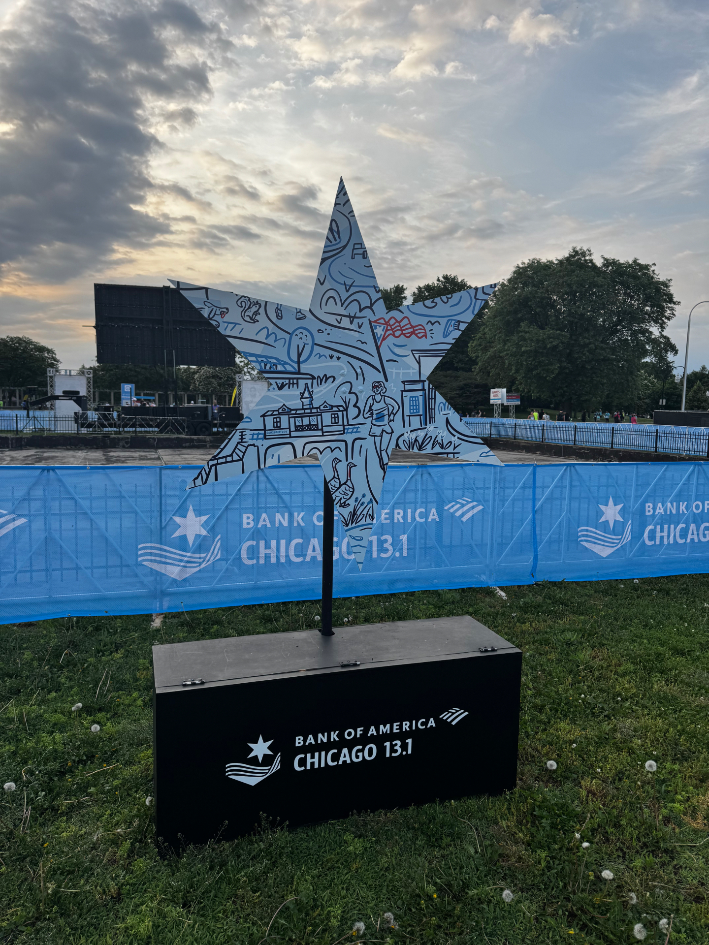 Illustrated star sculpture with Chicago landmarks and runner art at the Chicago 13.1
